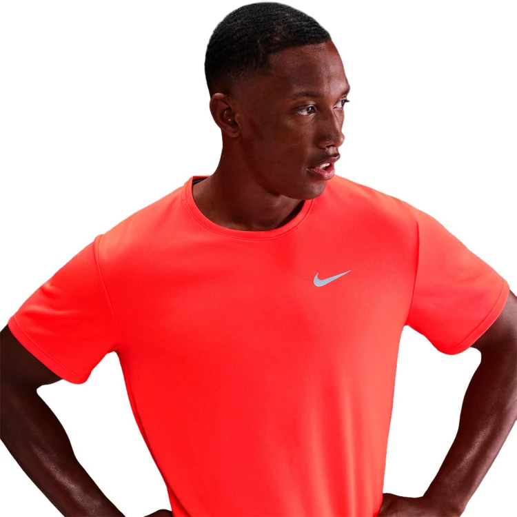 camiseta-nike-dri-fit-miler-bright-crimson-reflective-silv-2