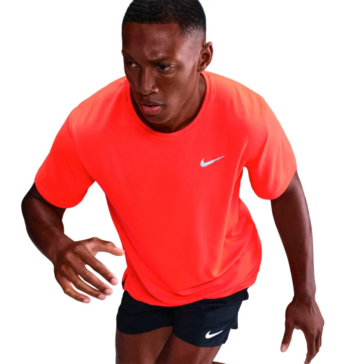 camiseta-nike-dri-fit-miler-bright-crimson-reflective-silv-3