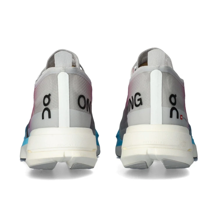 zapatilla-on-cloudboom-strike-mujer-white-4