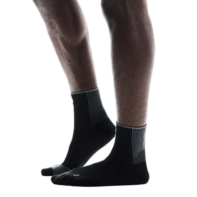 calcetines-on-calcetines-performance-run-sock-mid-black-black-2