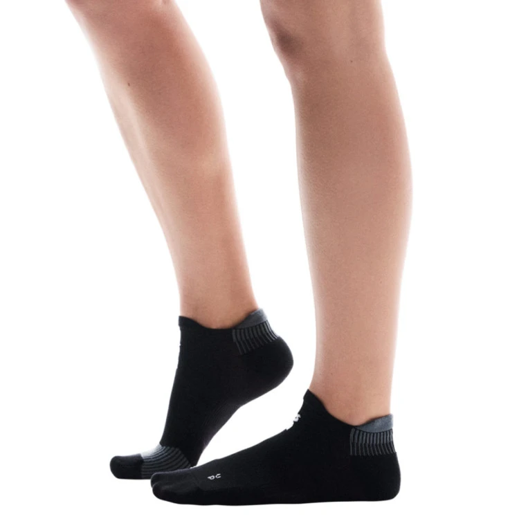 calcetines-on-calcetines-performance-run-sock-low-black-black-2
