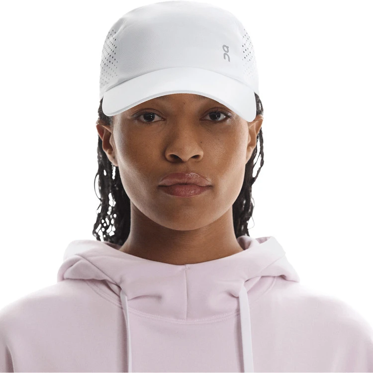 gorra-on-lightweight-white-2