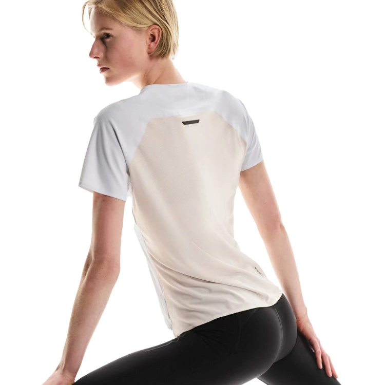 camiseta-on-performance-t-white-silver-3