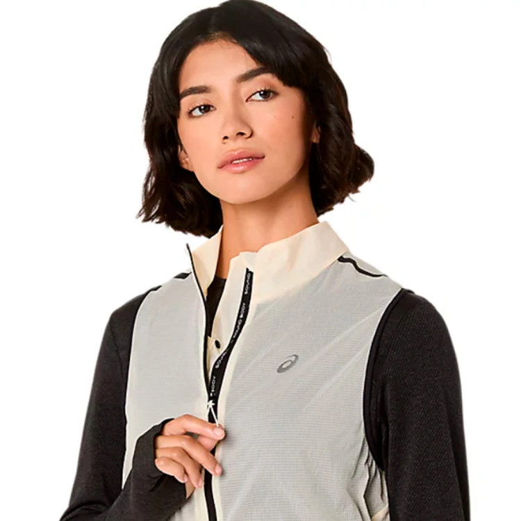 camiseta-asics-metarun-packable-gilet-mujer-cream-2