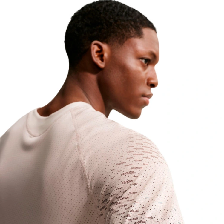 top-nike-dri-fit-adv-stride-nvlty-ss-top-cream-ii-mink-brown-reflective-silv-1