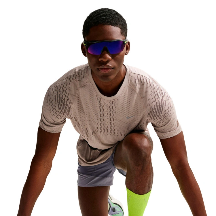 top-nike-dri-fit-adv-stride-nvlty-ss-top-cream-ii-mink-brown-reflective-silv-2