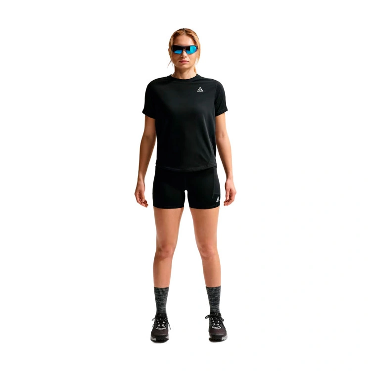 malla-corta-nike-mujer-acg-trail-dri-fit-hr-4in-tight-shirt-black-summit-white-4
