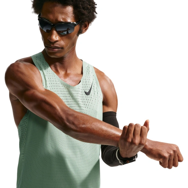 top-nike-aeroswift-singlet-steam-black-2