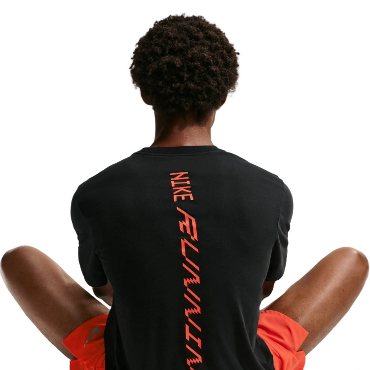 camiseta-nike-tee-standard-aeroswift-graphics-black-bright-crimson-3