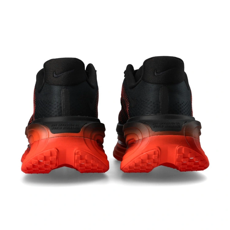 zapatilla-nike-vomero-premium-black-black-brt-crimson-4