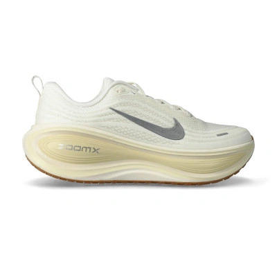 Zapatilla Nike Vomero Plus Essentials