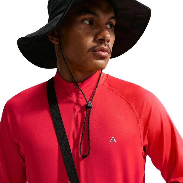 camiseta-nike-hombre-acg-dri-fit-wildsee-qz-ls-top-lt-crimson-summit-white-2