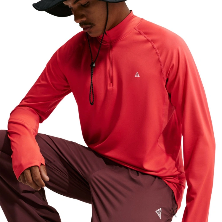 camiseta-nike-hombre-acg-dri-fit-wildsee-qz-ls-top-lt-crimson-summit-white-4