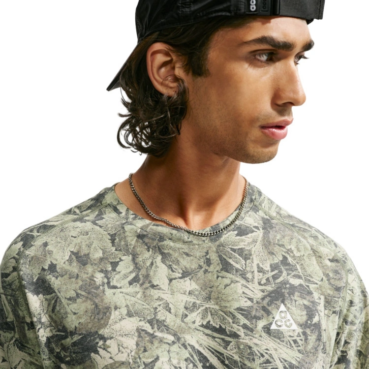camiseta-nike-hombre-acg-dri-fit-advanced-solar-chase-ss-aop-sequoia-light-army-summit-white-2