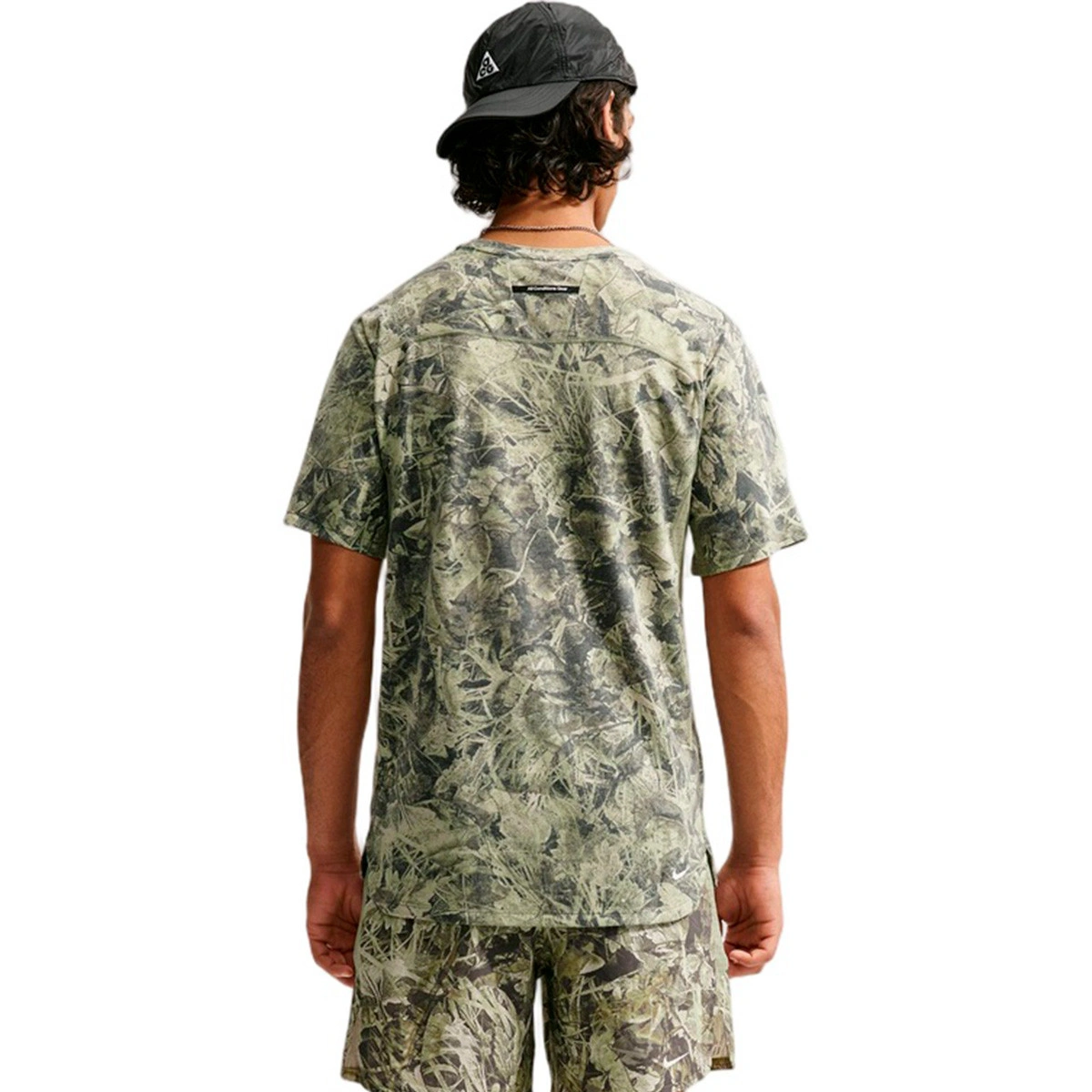 camiseta-nike-hombre-acg-dri-fit-advanced-solar-chase-ss-aop-sequoia-light-army-summit-white-1