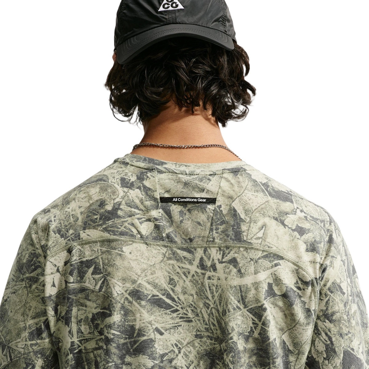 camiseta-nike-hombre-acg-dri-fit-advanced-solar-chase-ss-aop-sequoia-light-army-summit-white-3
