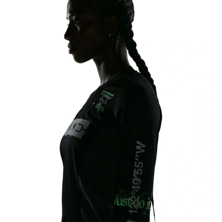 camiseta-nike-mujer-nike-swift-jersey-top-ls-nv-black-iron-grey-illusion-green-reflective-si-6