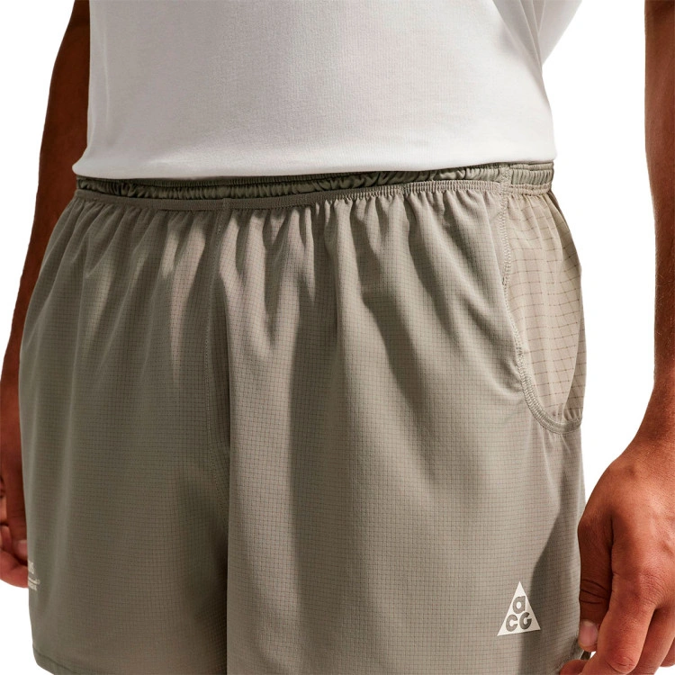 pantalon-corto-nike-acg-dri-fit-advanced-trailwind-shirt-aop-light-army-white-0