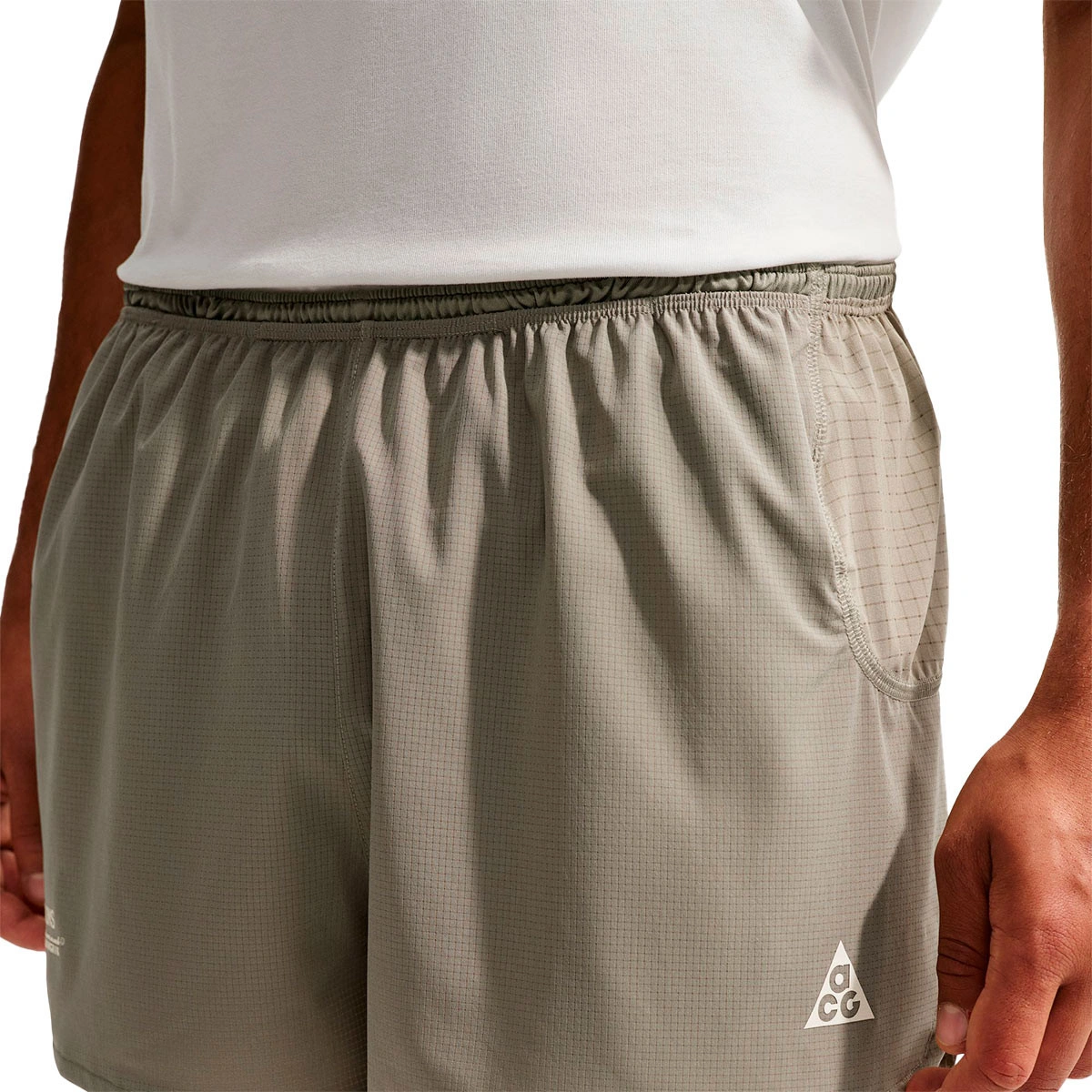 pantalon-corto-nike-acg-dri-fit-advanced-trailwind-shirt-aop-light-army-white-0