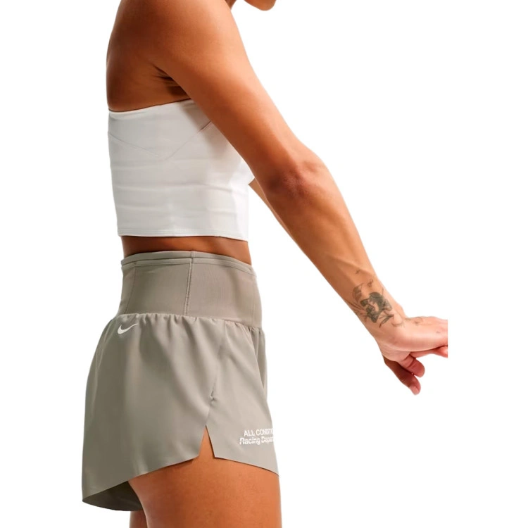 pantalon-corto-nike-mujer-acg-dri-fit-advanced-trailwind-shirt-graphics-light-army-white-2