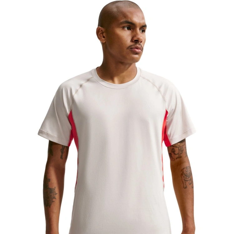 camiseta-nike-hombre-acg-dri-fit-wildsee-bslyr-ss-top-lt-orewood-brn-lt-crimson-summit-white-2