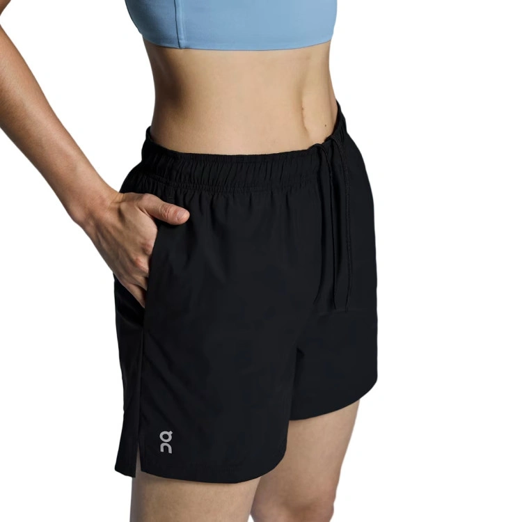 pantalon-corto-on-mujer-5-core-shorts-1-black-0