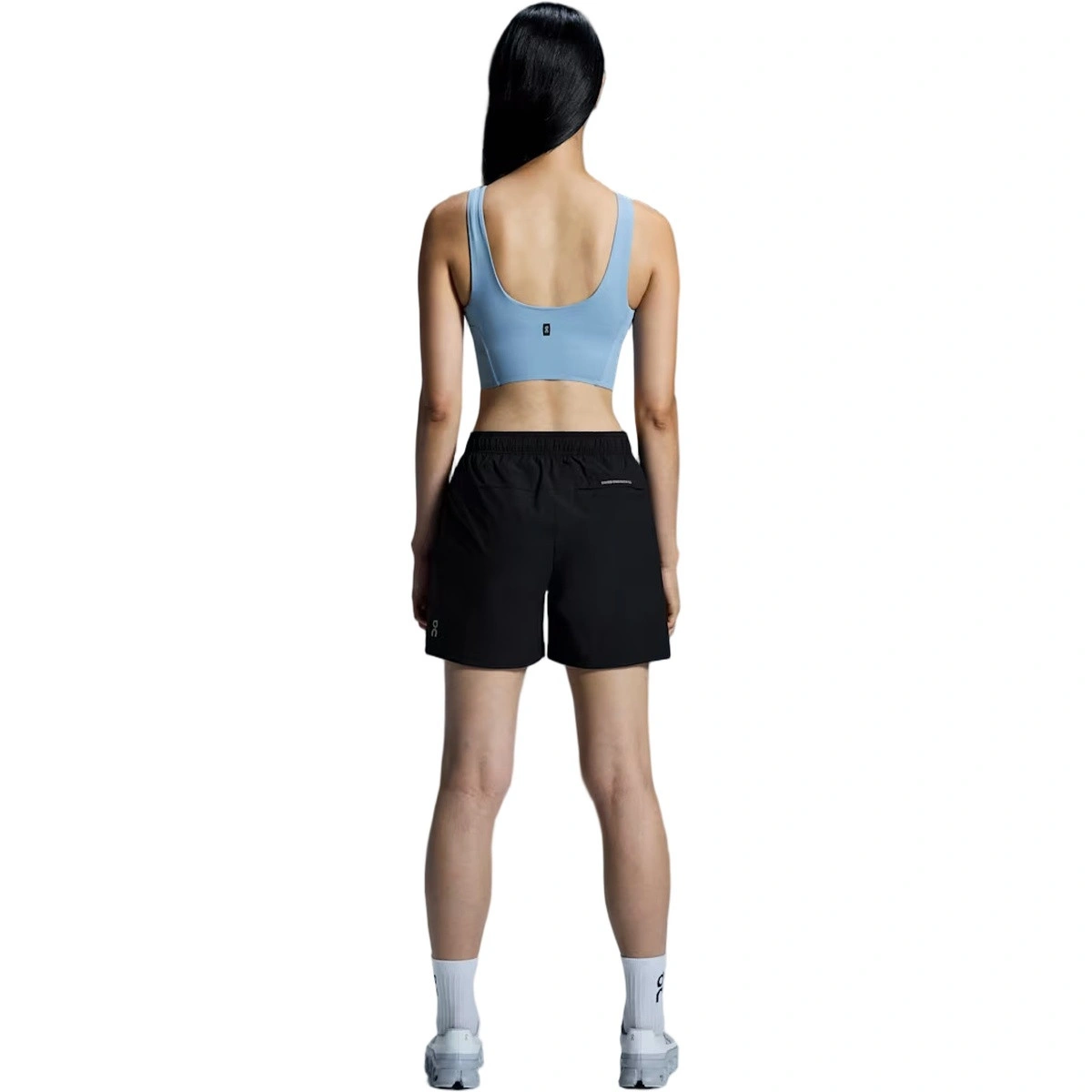 pantalon-corto-on-mujer-5-core-shorts-1-black-4