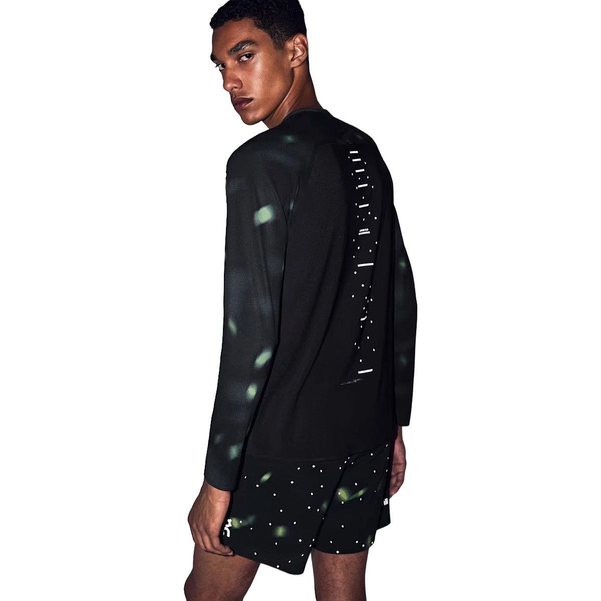 malla-larga-on-performance-long-t-lumos-black-1