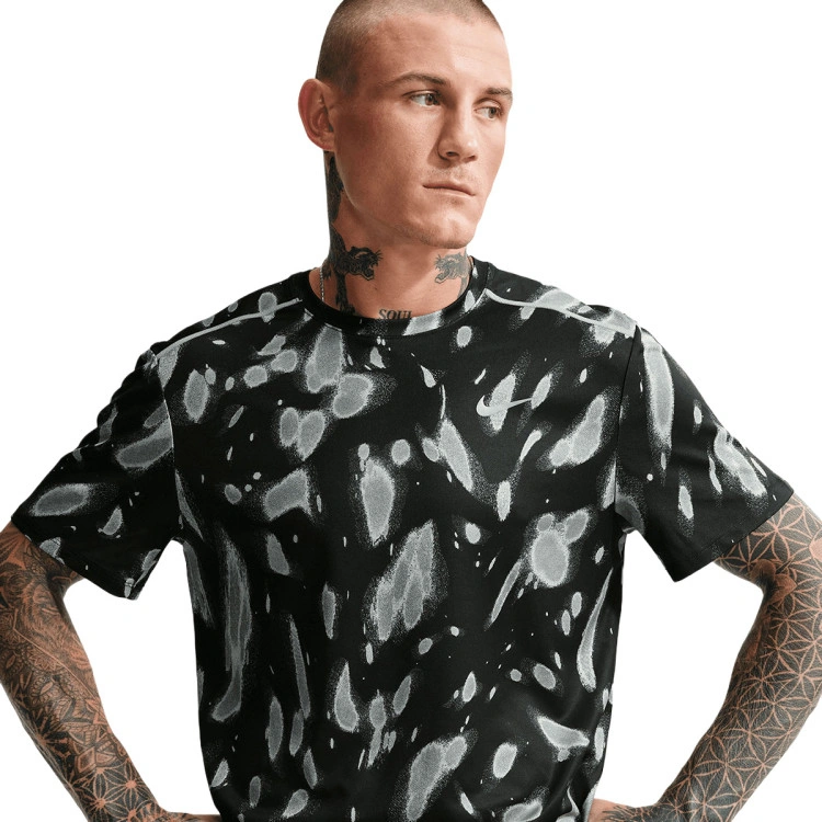camiseta-nike-nike-miler-black-reflective-silv-4