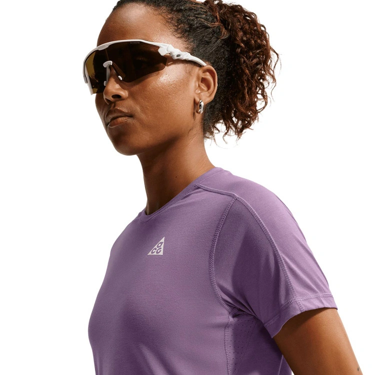 camiseta-nike-acg-mujer-violet-dust-summit-white-4