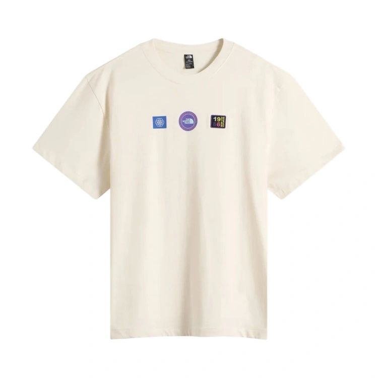 camiseta-the-north-face-explorer-badges-relaxed-graphic-white-dune-3