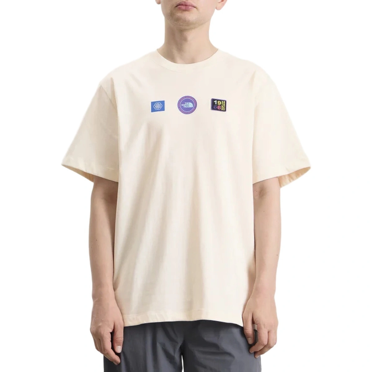 camiseta-the-north-face-explorer-badges-relaxed-graphic-white-dune-0