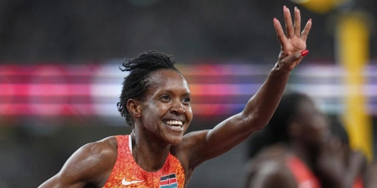 card Faith Kipyegon conquista Tokio 2025: la reina del 1500 sigue haciendo historia